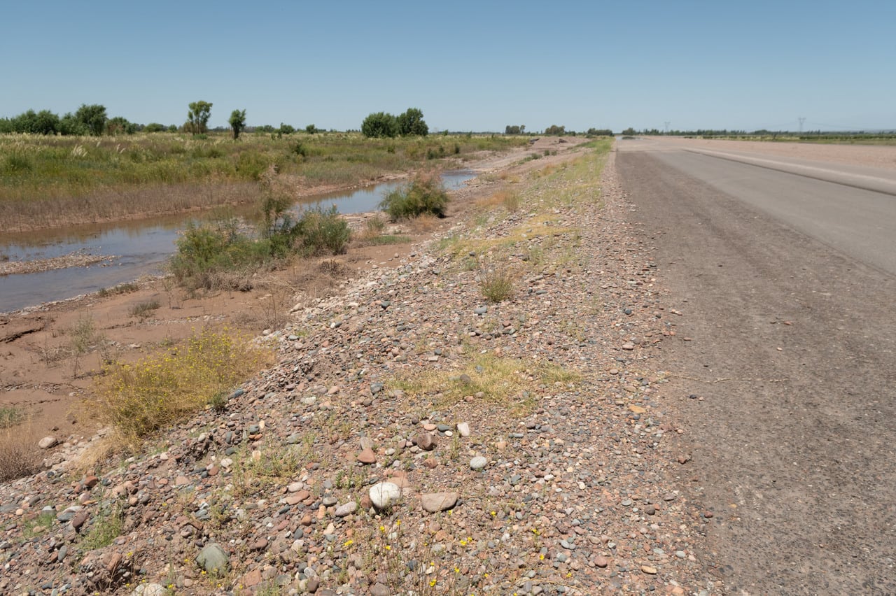 Es que el Río Mendoza se desbordó por la crecida y el agua alcanzó el barrio Rincos de los Alamos en el dsitrito de Palmira. 


Foto: Ignacio Blanco / Los Andes