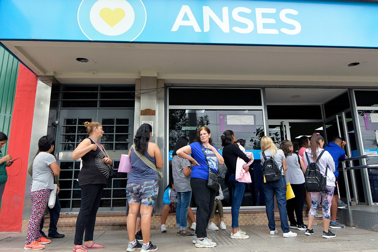 La Administración Nacional de la Seguridad Social (Anses) paga en mayo tres beneficios compatibles entre sí: la Asignación Universal por Hijo (AUH), la Tarjeta Alimentar y el Complemento Leche. /Foto: Orlando Pelichotti