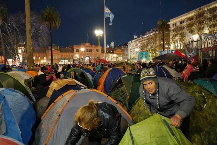 El acampe piquetero en Plaza de Mayo. Foto: Martín Bonetto