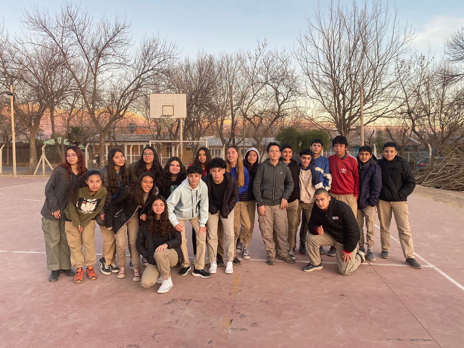 El adolescente junto con su grupo de compañeros, quienes lo ayudan en su tarea solidaria.