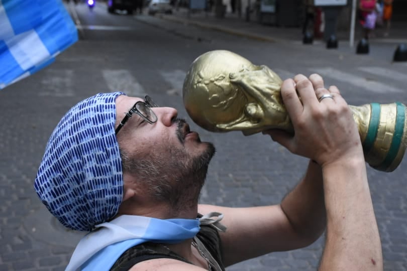 Festejos en Peatonal y San Martín por el triunfo de Argentina contra México.