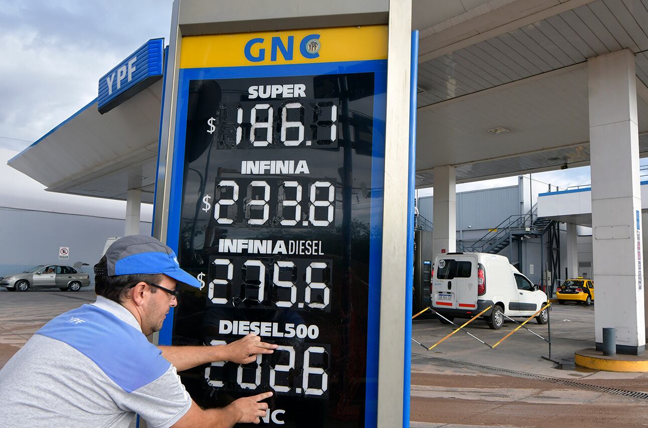 El Gobierno volvió a postergar el impuesto a los combustibles hasta julio. / Foto: Orlando Pelichotti