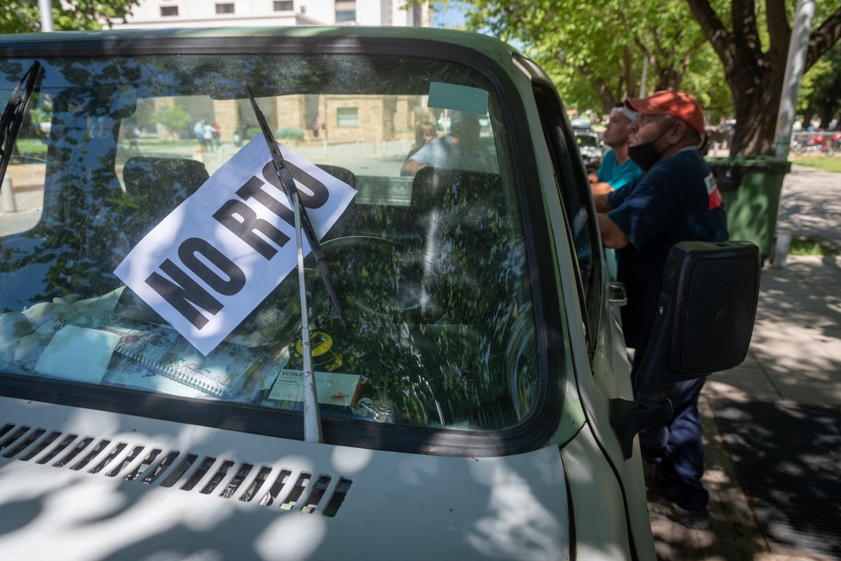 Los productores advirtieron que se concetrarán todas las semanas hasta que los reciba el gobernador. Foto: Ignacio Blanco / Los Andes