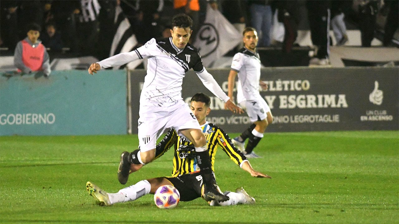 Vértigo. Santiago García es el alma del mediocampo mensana a partir de su gambeta y verticalidad.