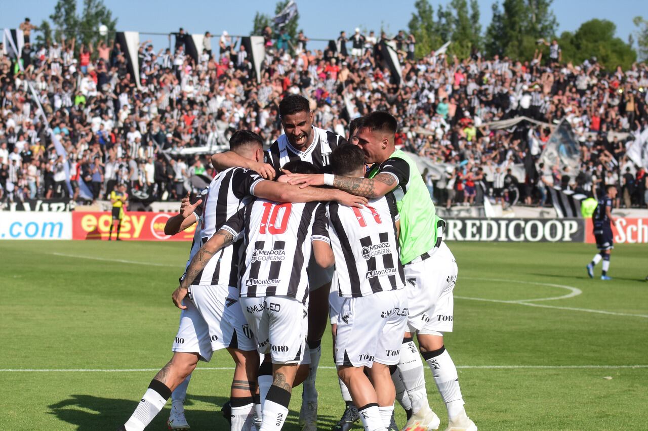 Histórico: Gimnasia y Esgrima eliminó a Independiente Rivadavia y se metió en las semifinales de la Primera Nacional.
 Foto: Mariana Villa / Los Andes