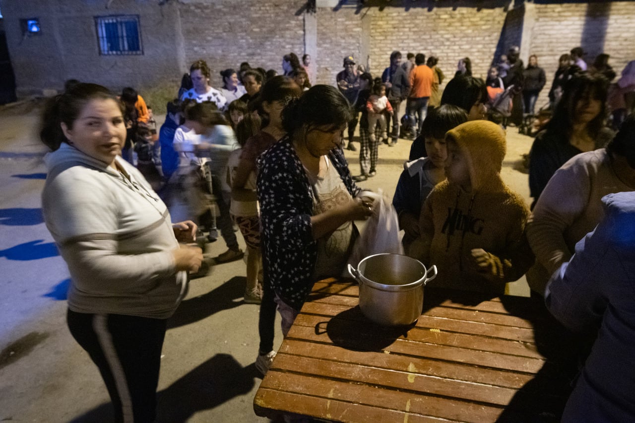 La gente concurre a los comedores comunitarios para completar algunas de las cuatro comidas diarias. Allí es donde los números de la pobreza e indigencia adquieren un rostro.  Foto: Los Andes