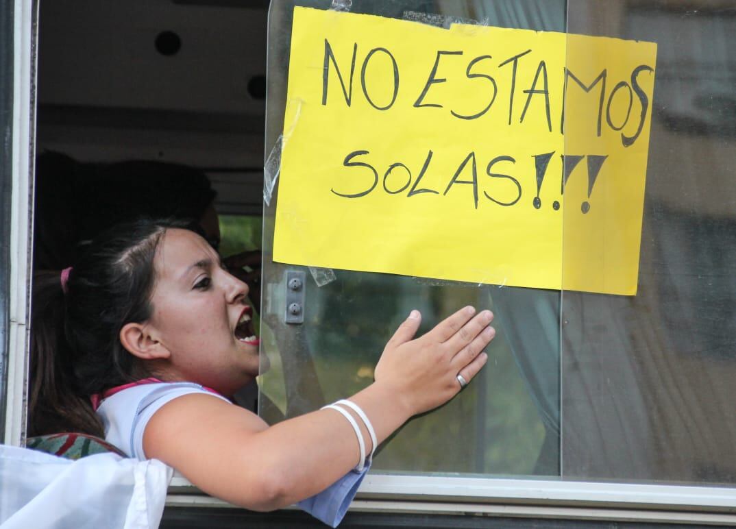 Con pancartas y cánticos, cientos de mujeres pidieron justicia por las mujeres que han sufrido violencia y han muerto asesinadas.