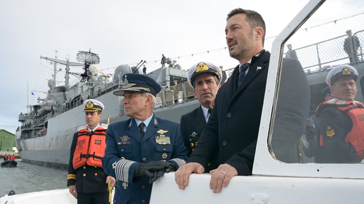 El ministro de Defensa, Luis Petri, junto al Vicealmirante Carlos María Allievi, jefe de la Armada. Foto: Infobae