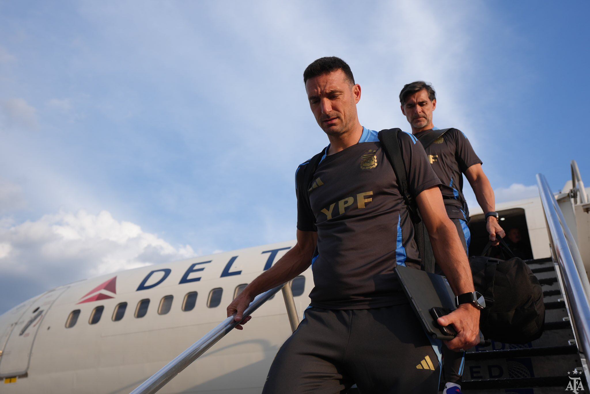 Lionel Scaloni junto a su cuerpo técnico, definen el equipo ante Chile. / Gentilez.a