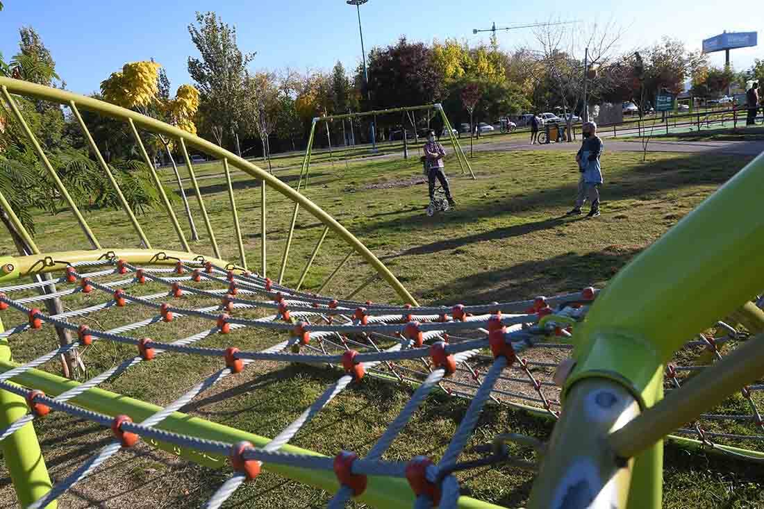 Inspectores municipales junto a efectivos de la policía recorren el parque Benegas comunicando a las personas  que están prohibidas las reuniones en espacios al aire libre.