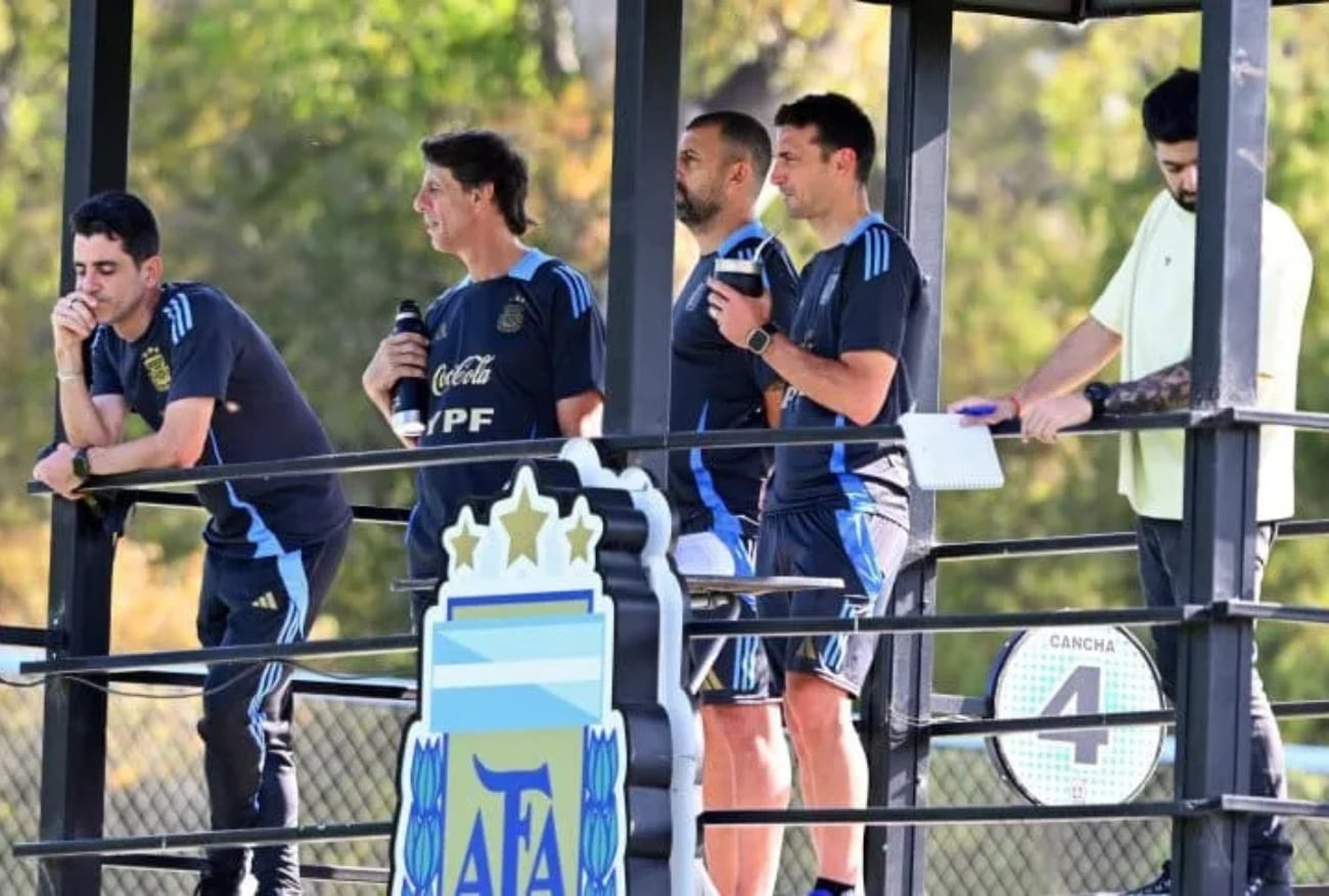 Scaloni miró junto a su cuerpo técnico el amistoso de la Sub 20. /Foto: @Argentina - X