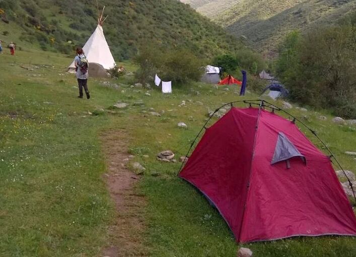 Acampan en un monte de La Rioja, España.