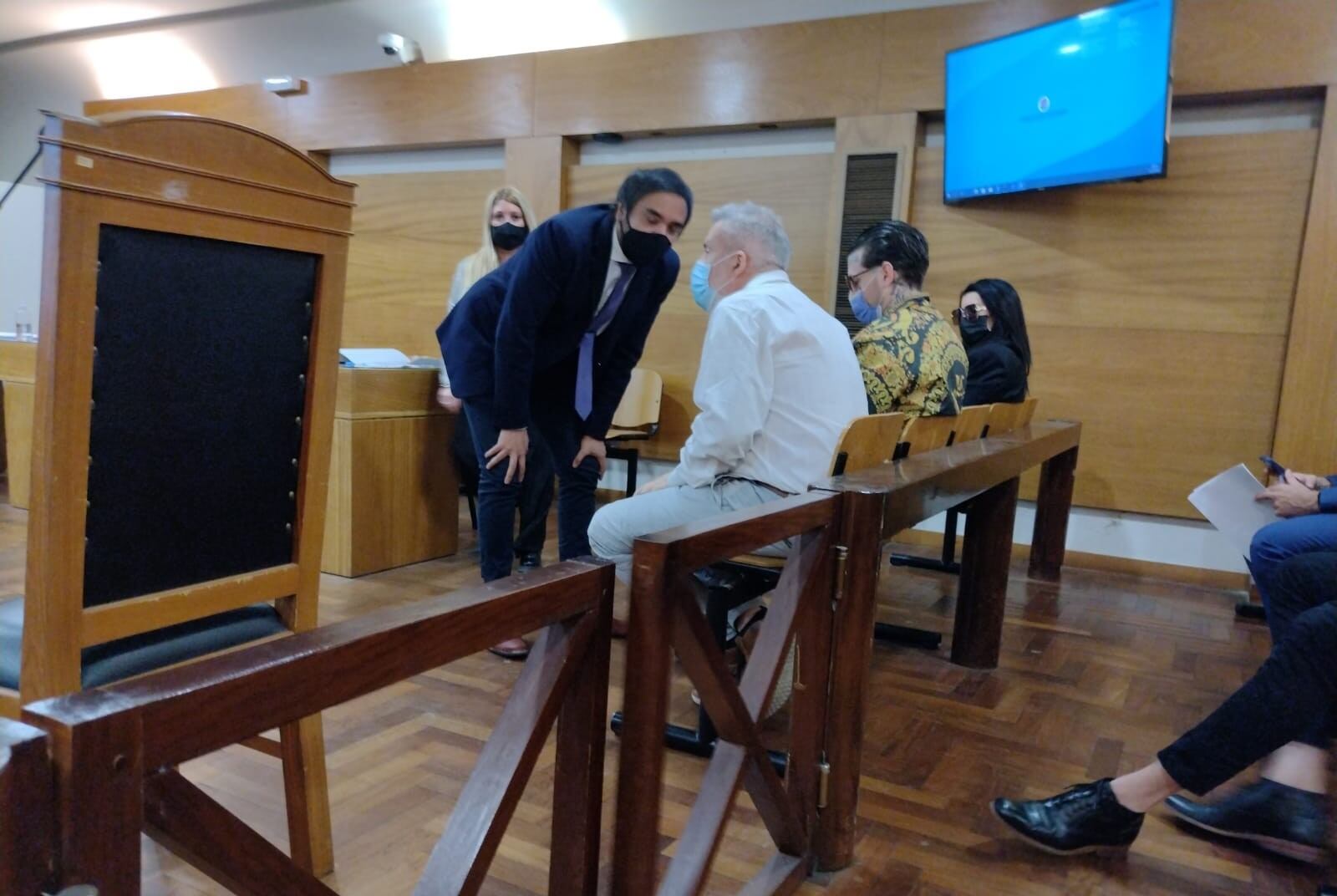 Fabián Esperón, Alex Caniggia y Charlote Caniggia, atendiendo sus problemas con la Justicia. (Gentileza Pablo Layús)