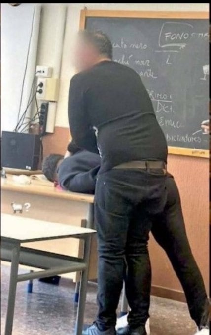 Investigan a un profesor italiano por conducta inapropiada en clase 