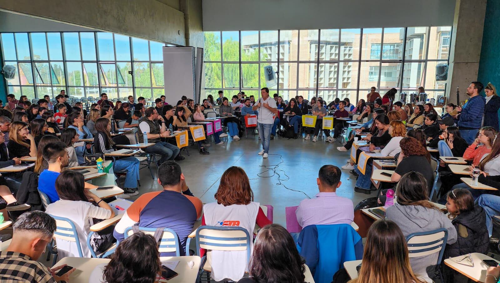 Omar Parisi y Lucas Ilardo junto a jóvenes en la UNCuyo