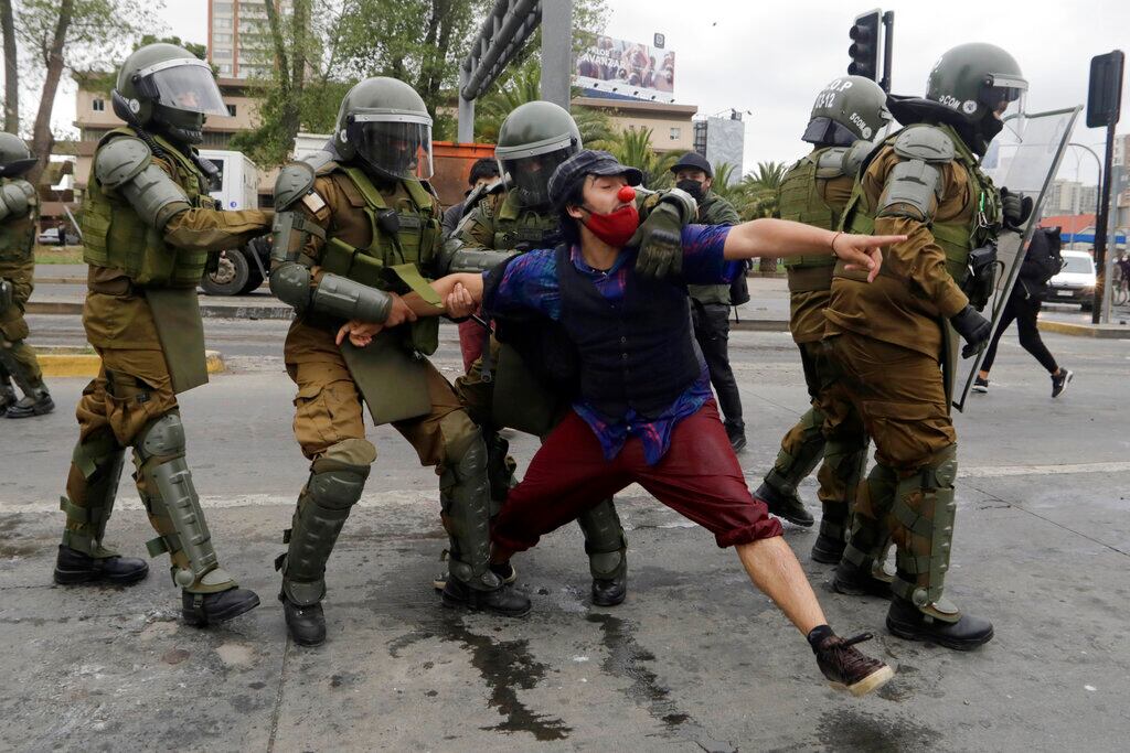 Un artista callejero es detenido por la policía chilena durante una protesta por el asesinato de un malabarista que se resistió a las autoridades en un control de identidad rutinario en la víspera, en Panguipulli, Chile