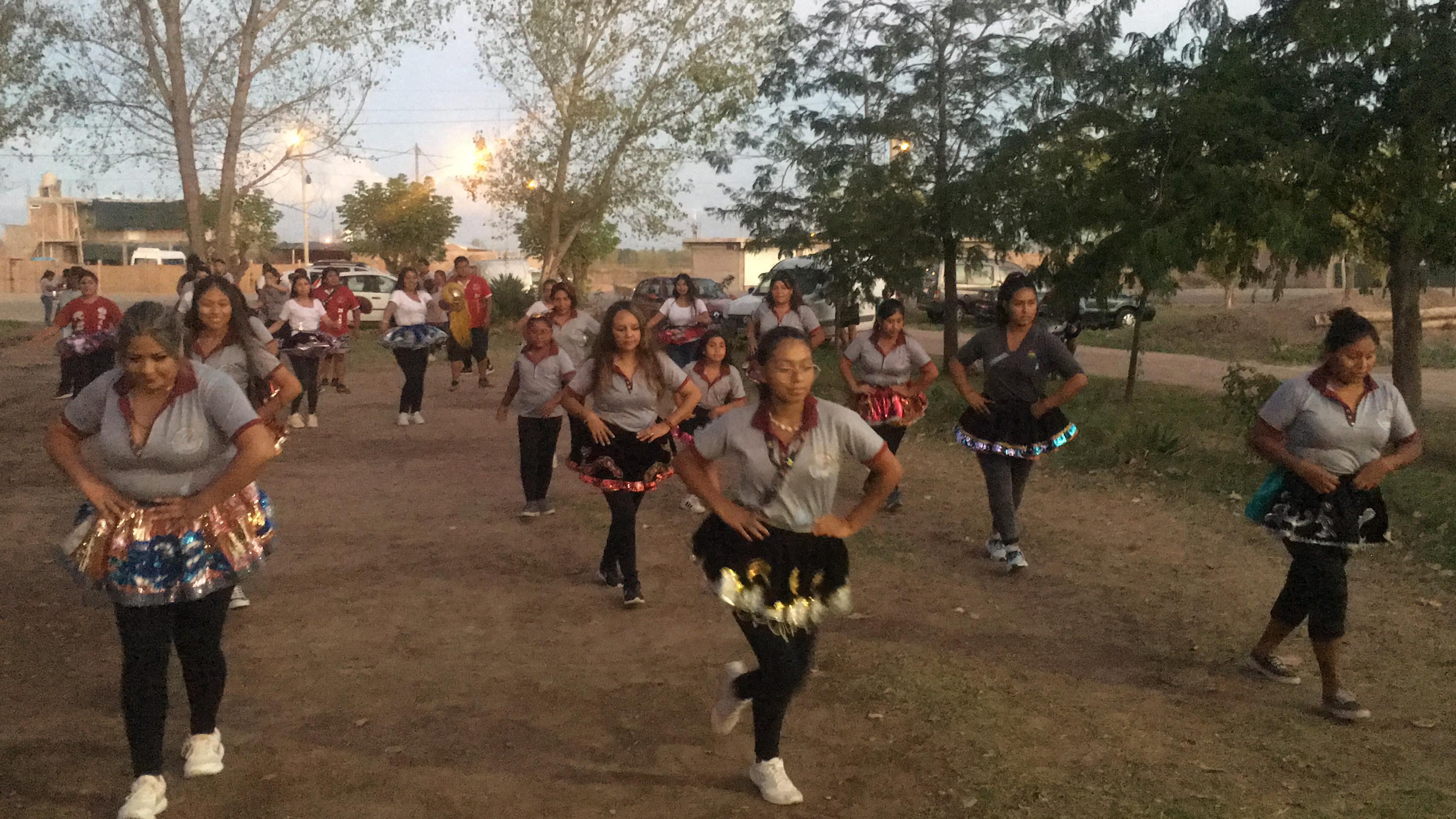 Pasión, tradición, cultura y “bailar para olvidar”, el motor de los hacedores de los Carnavales de Ugarteche. Foto: Los Andes