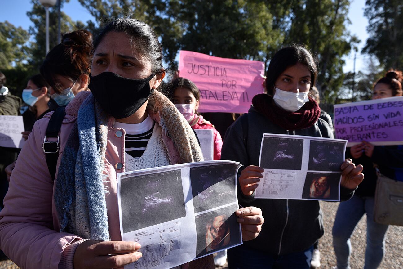 Abrazo al Hospital Materno Neonatal por la muerte de bebés. / Foto: Ramiro Pereyra / La Voz