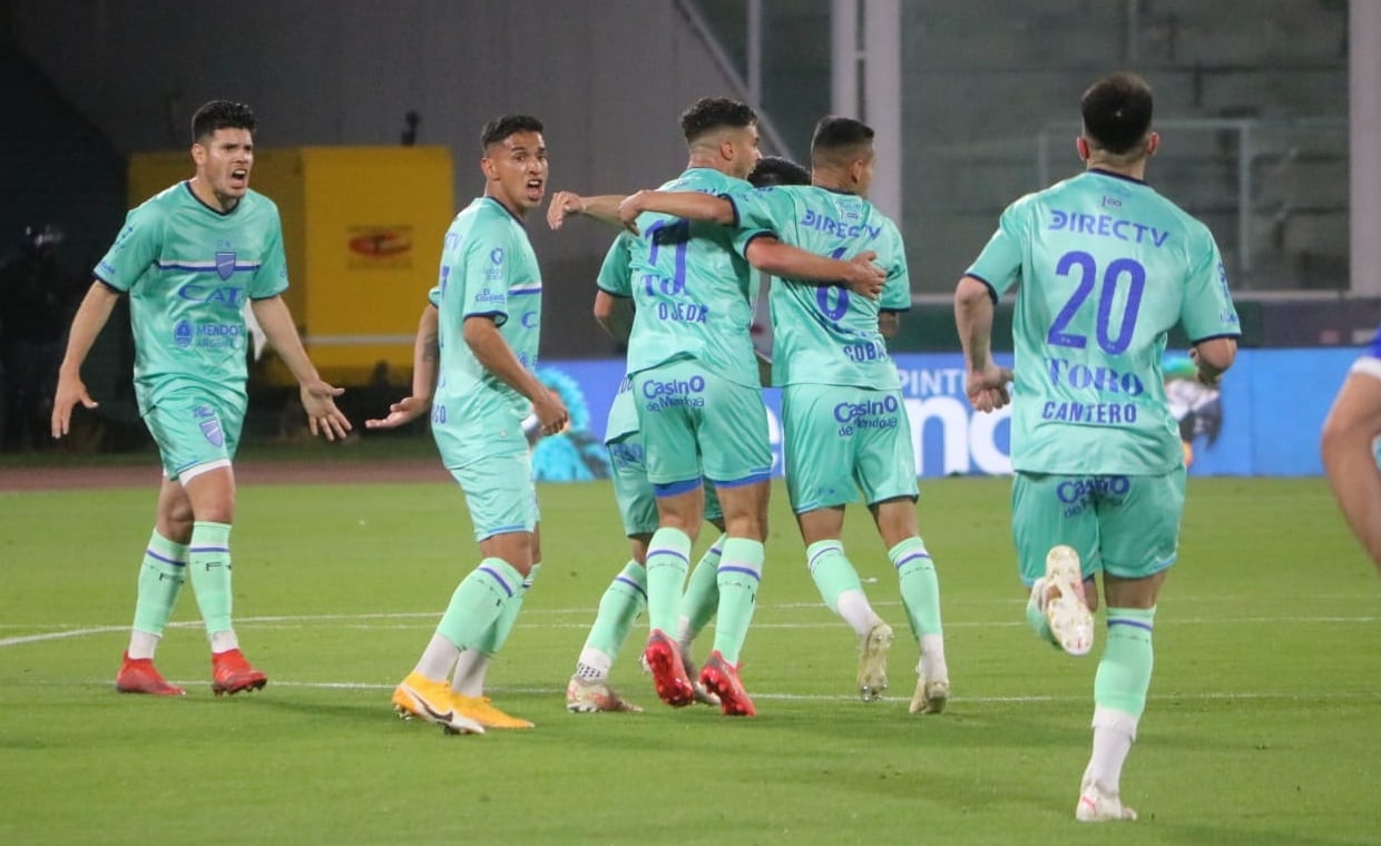 Todo Godoy Cruz festeja el gol de Martín Ojeda que le permitió al Tomba derrotar a Tigre y pasar a semifinales de la Copa Argentina.