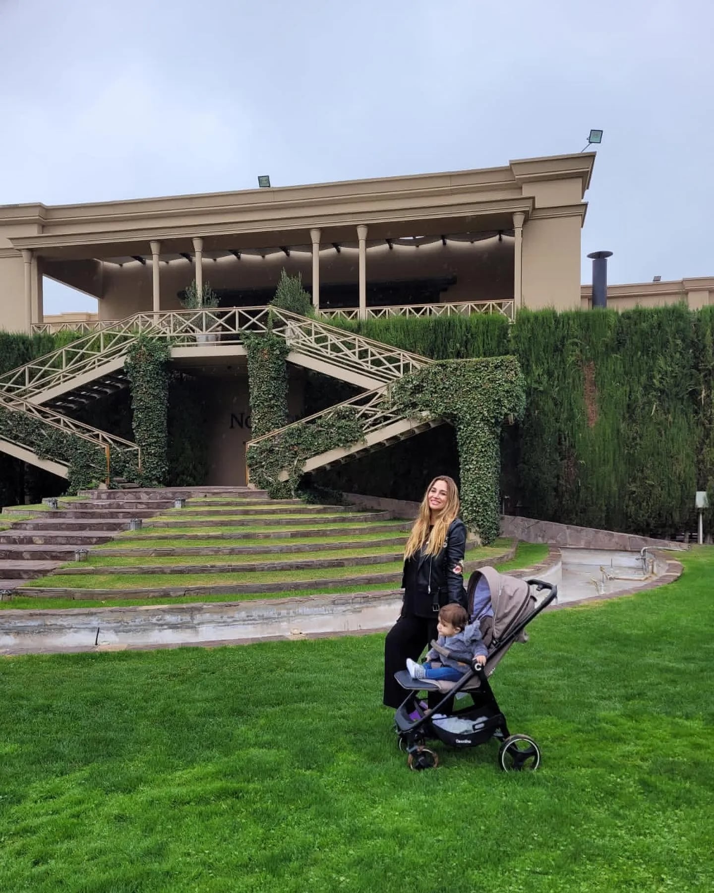 Belén Francese y Fabián Lencinas junto a su hijo Vitto en Mendoza.