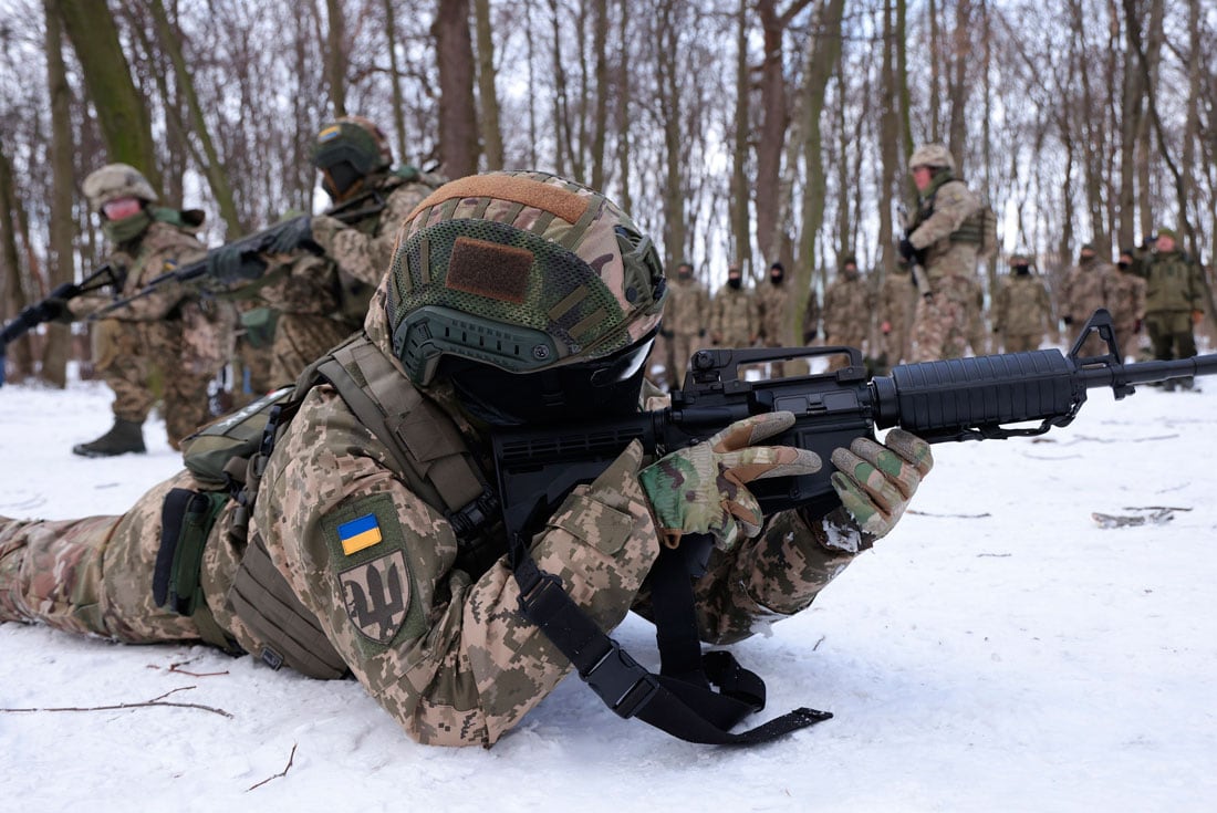 Miembros de las fuerzas de defensa de Ucrania, en un parque de Kiev. (AP)