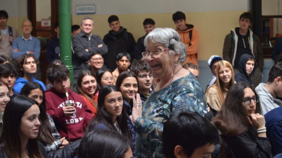 Aunque ya está jubilada, sigue brindando clases de apoyo gratuitas a quienes las necesitan. Incluso acude con alegría cuando la llaman para dar clases especiales en la universidad.