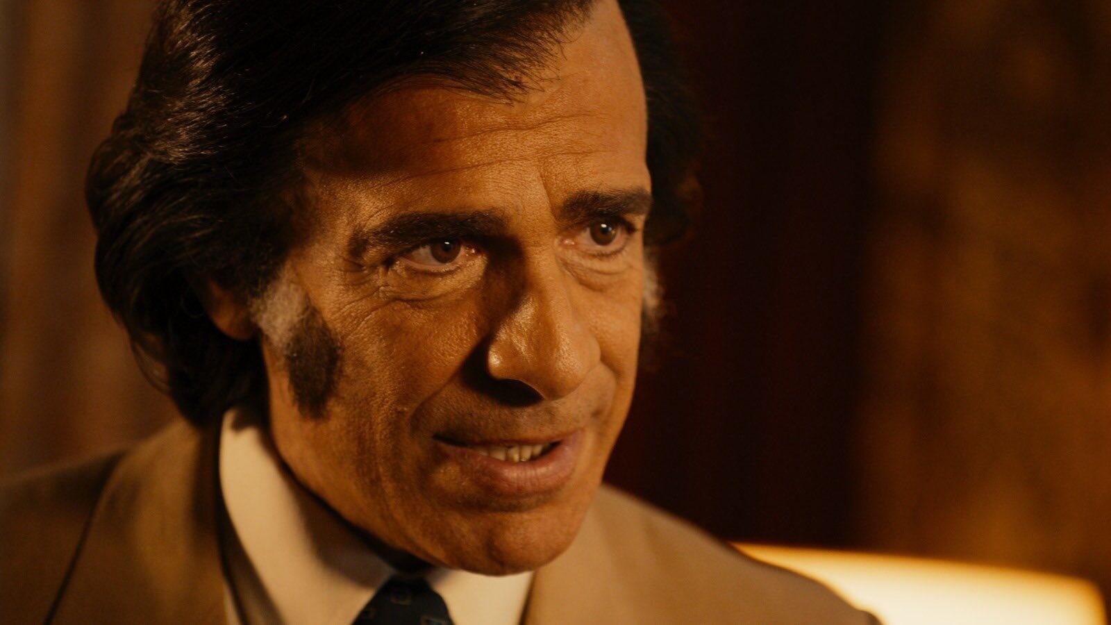 Leonardo Sbaraglia como Carlos Menem para la serie "Síganme" (Amazon Prime Video)