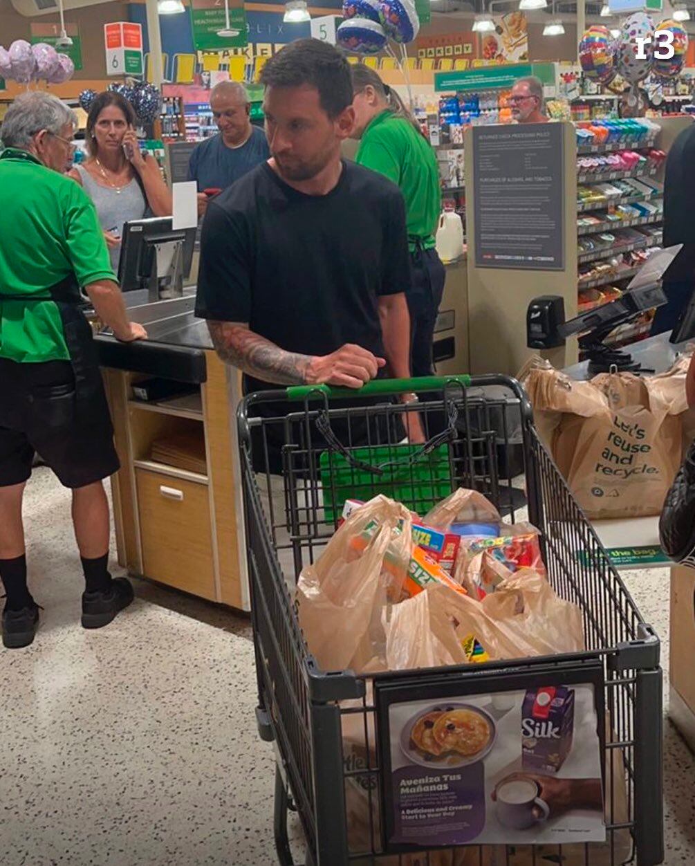 El astro del fútbol fue con su familia a comprar a un supermercado.