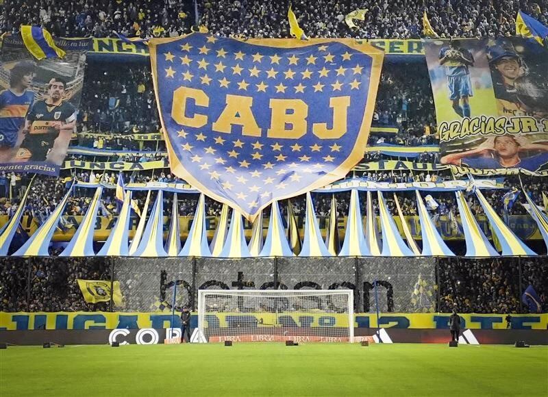 Betsson en el alambrado de Boca