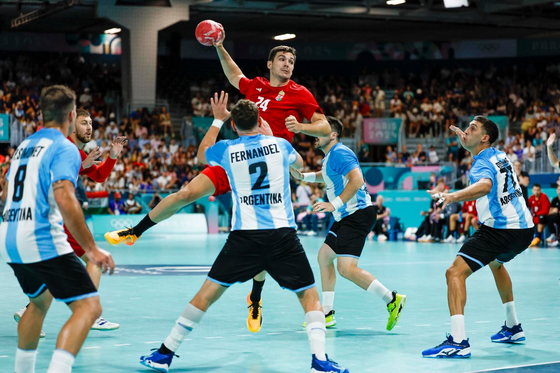 Gergo Fazekas de Hungría (atrás) en acción contra Federico Fernández de Argentina (frente) durante el partido de la Ronda Preliminar Masculina del Grupo B entre Argentina y Hungría en las competiciones de balonmano de los Juegos Olímpicos de París 2024, en el South Paris Arena de París, Francia. 29 de julio de 2024. Foto: EFE/EPA/RITCHIE B. TONGO