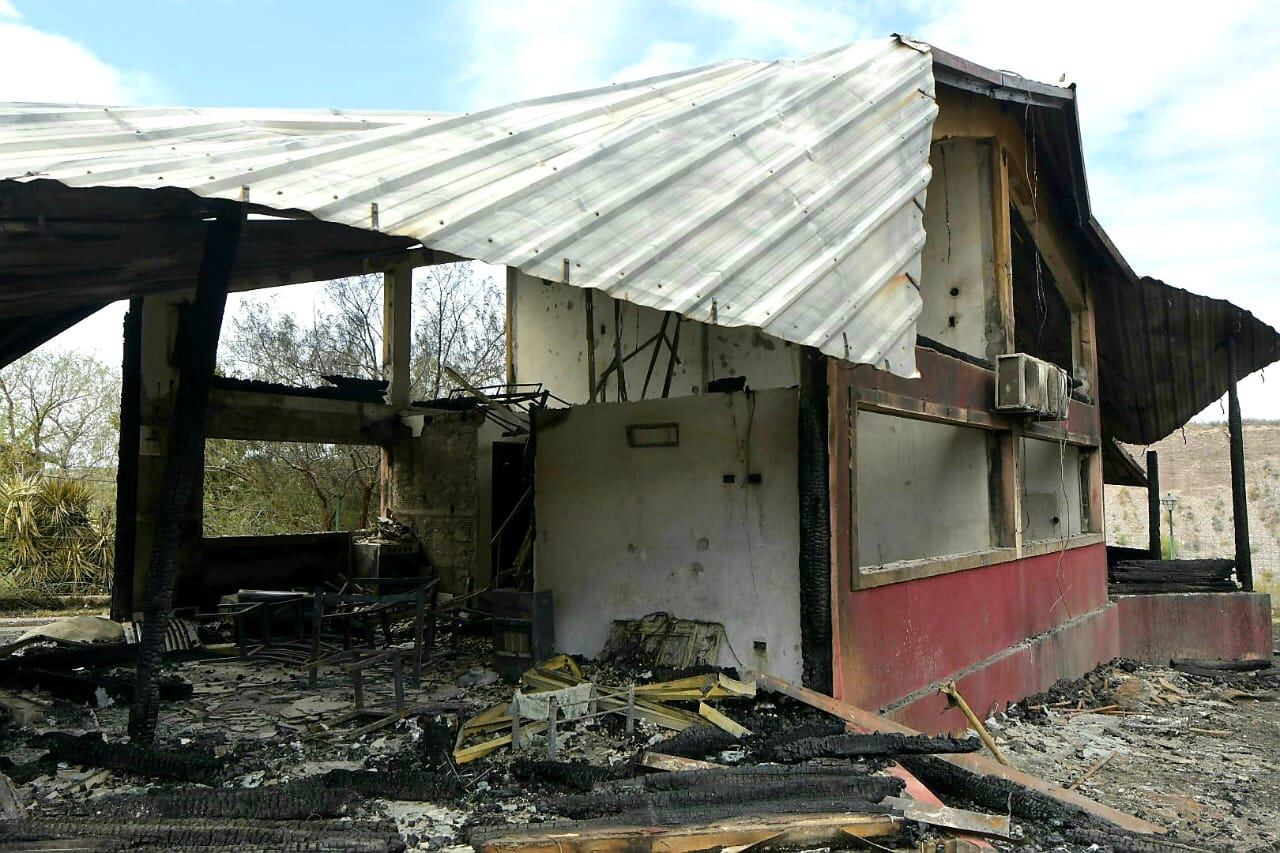 Cabañas del exjugador de Godoy Cruz, David Fernández, arrasadas por el fuego en Luján de Cuyo - Orlando Pelichotti / Los Andes