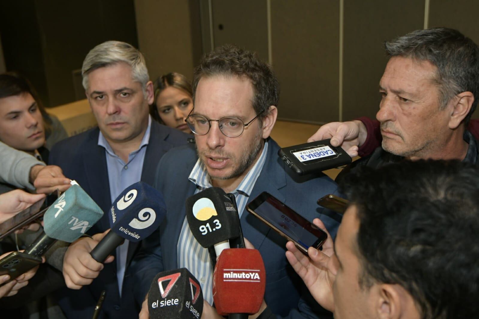 El senador Lucas Ilardo en conferencia de prensa. Orlando Pelichotti / Los Andes