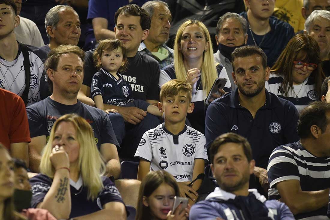 La familia en la tribuna para alentar al equipo de sus amores, Independiente Rivadavia.
Foto José Gutierrez