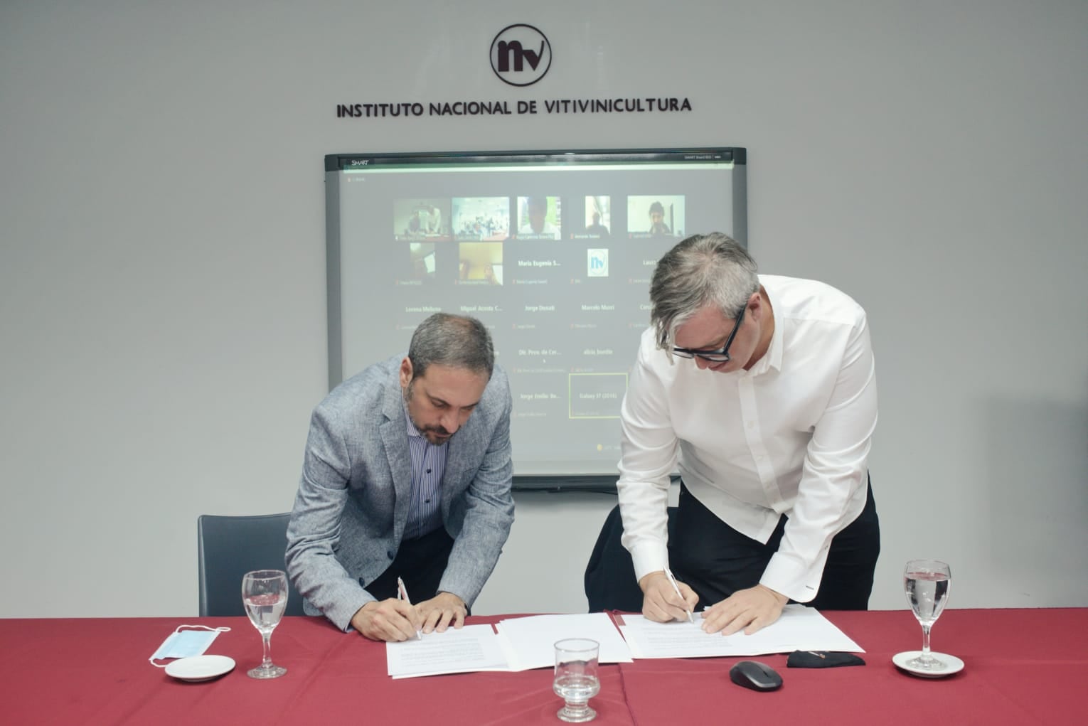 Martín Hinojosa y Mike Barrow firman el acta compromiso