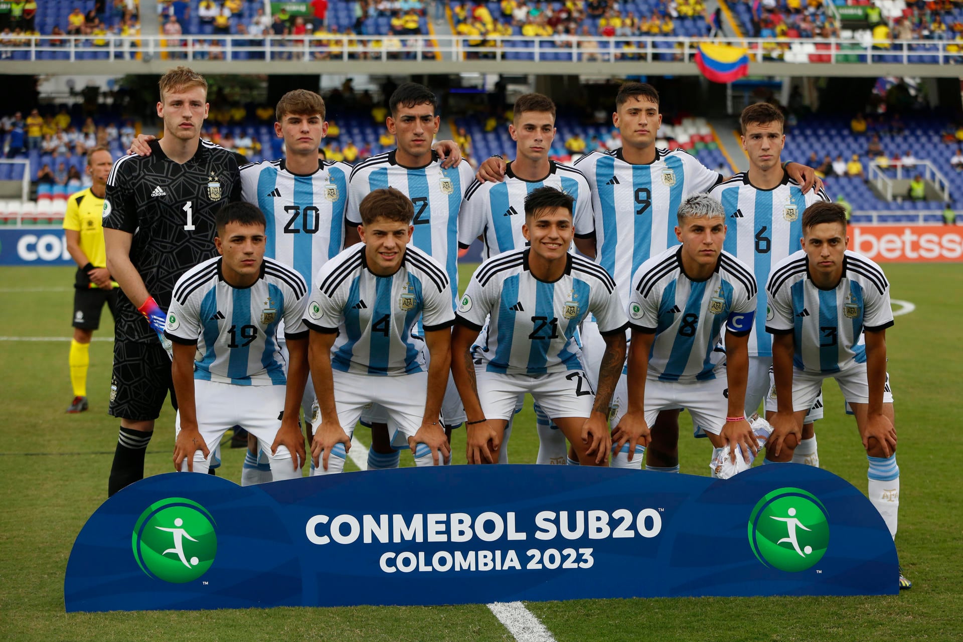 Jugadores de Argentina posan en un partido de la fase de grupos del Campeonato Sudamericano Sub'20 entre las selecciones de Paraguay y Argentina en el estadio Pascual Guerrero en Cali (Colombia). Foto: EFE/ Ernesto Guzmán Jr.