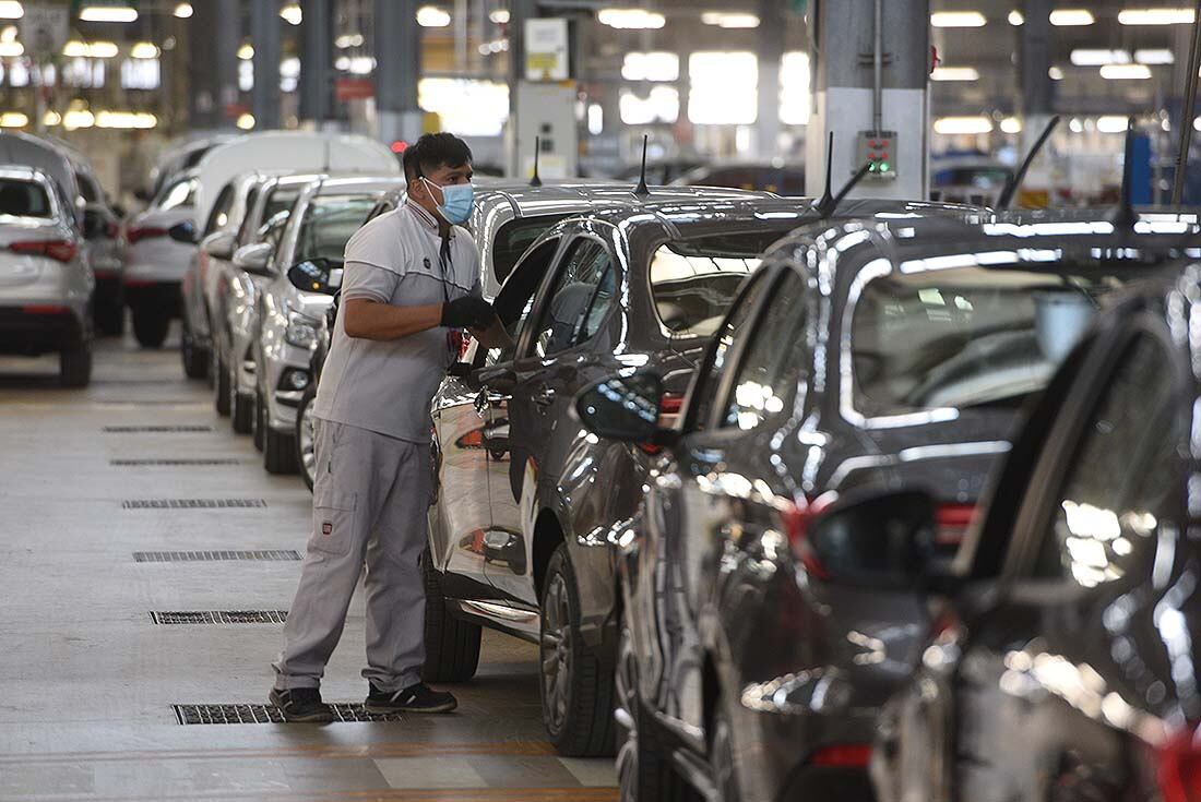 Operarios trabajan en la línea de montaje en la planta industrial de Fiat.  Foto: Nicolás Bravo