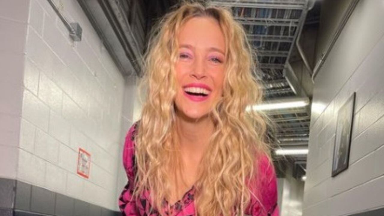 Luisana Lopilato se animó al barbiecore en las uñas para volver al personaje de Paola Argento.