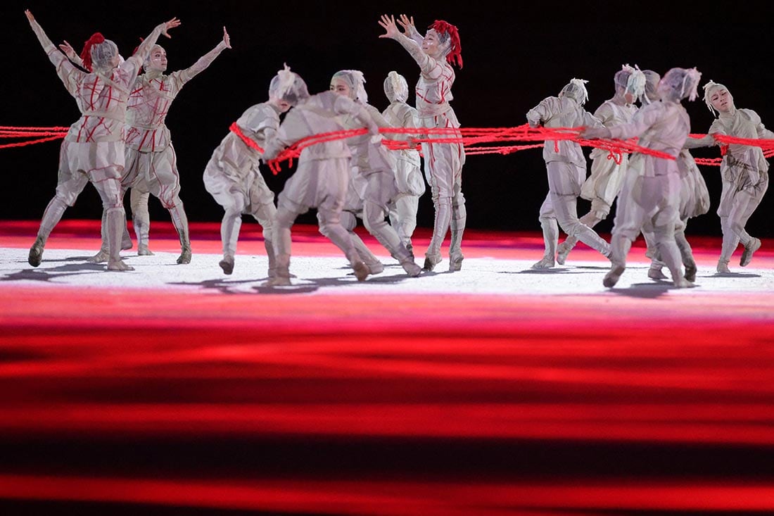 Los bailarines actúan durante la ceremonia de apertura de los Juegos Olímpicos de Tokio 2020