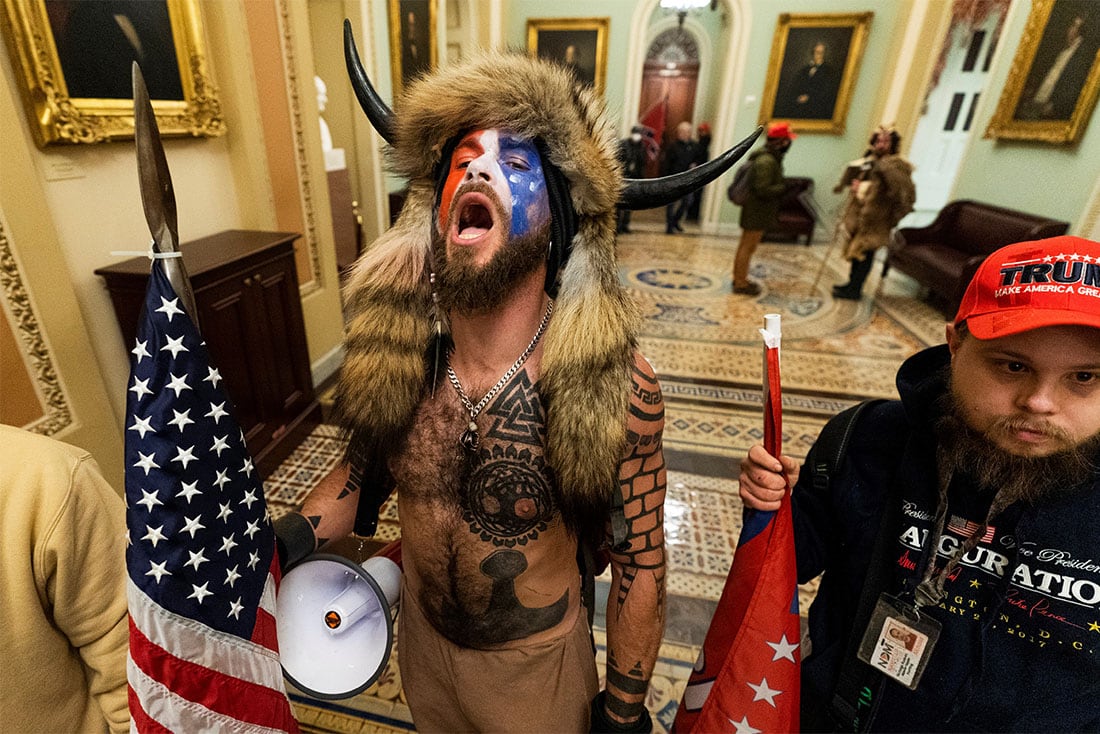 Jacob Anthony Chansley (centro de la imagen) con otros insurrectos que apoyaron al entonces presidente Donald Trump. Asalto al Capitolio, Estados Unidos. 