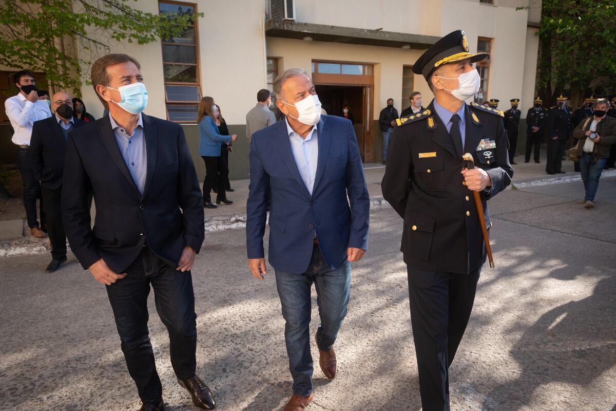 El Gobernador Rodolfo Suarez y el ministro de Seguridad, Raúl Levrino,  entregaron de vehículos y drones para la Policía de Mendoza. Foto: Ignacio Blanco / Los Andes 