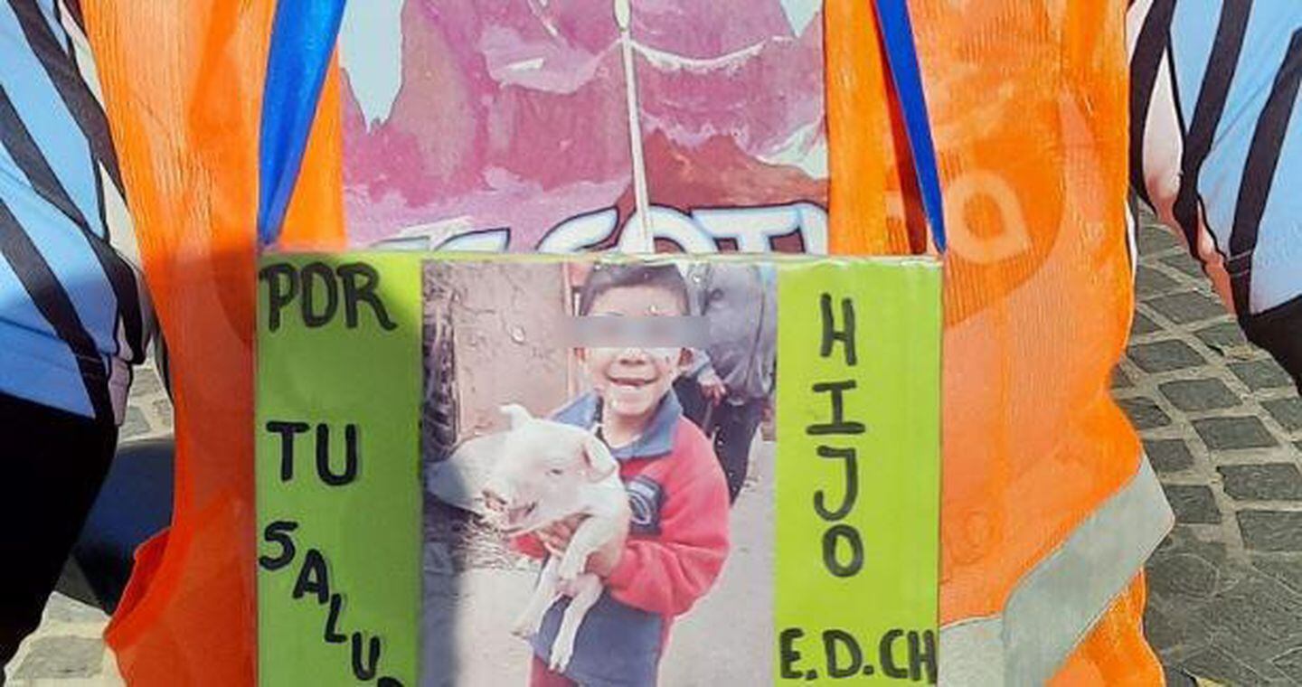 La madre hizo el recorrido con una foto de su hijo colgando en el cuello (Foto: gentileza Con Criterio Salta).