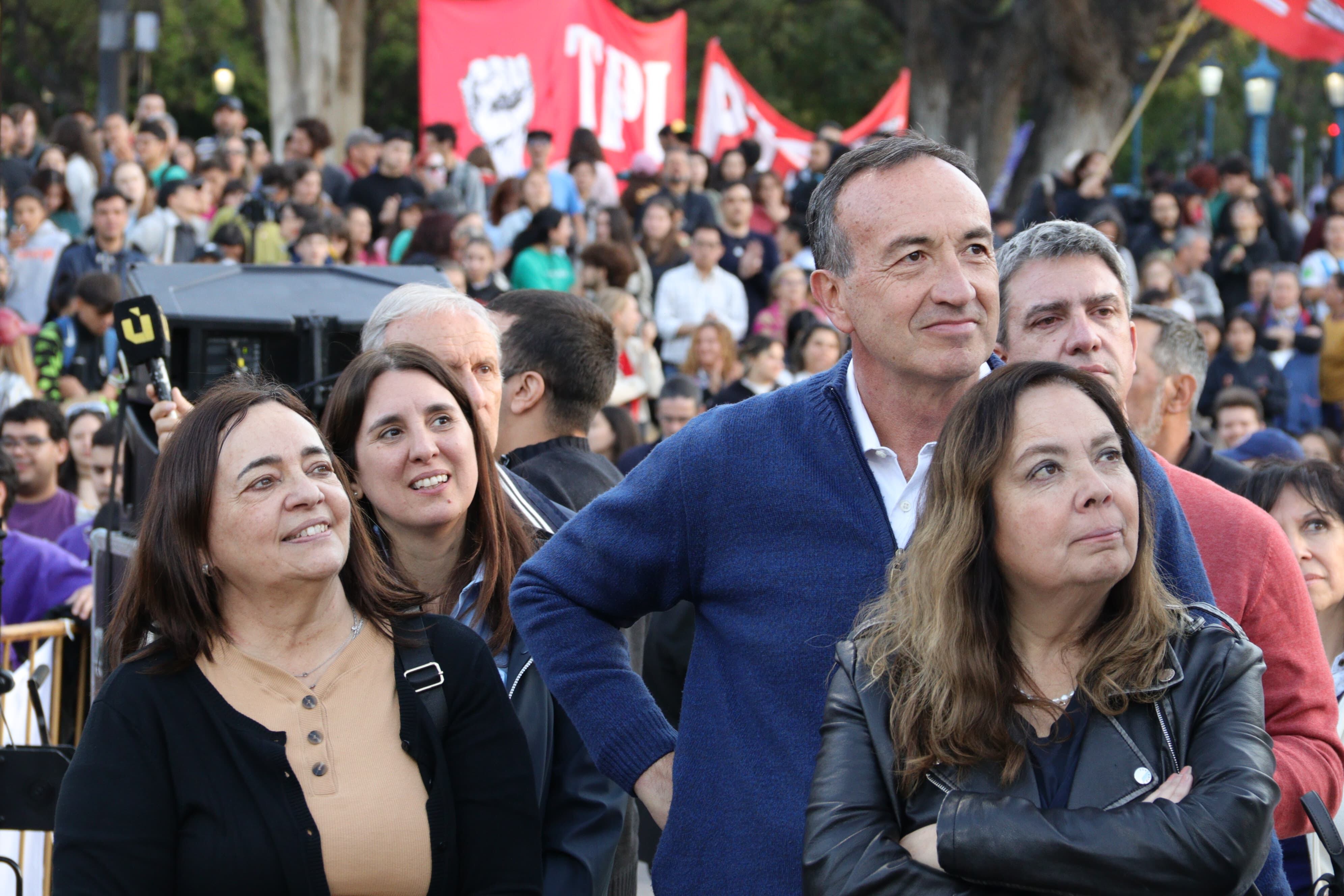 Después de la marcha que se hizo desde el predio de la UNCuyo hasta plaza Independencia, representantes de estudiantes, gremios y autoridades cerraron con discursos el acto de defensa de la educación pública contra el veto de Milei contra el financiamiento universitario. Foto: Gentileza