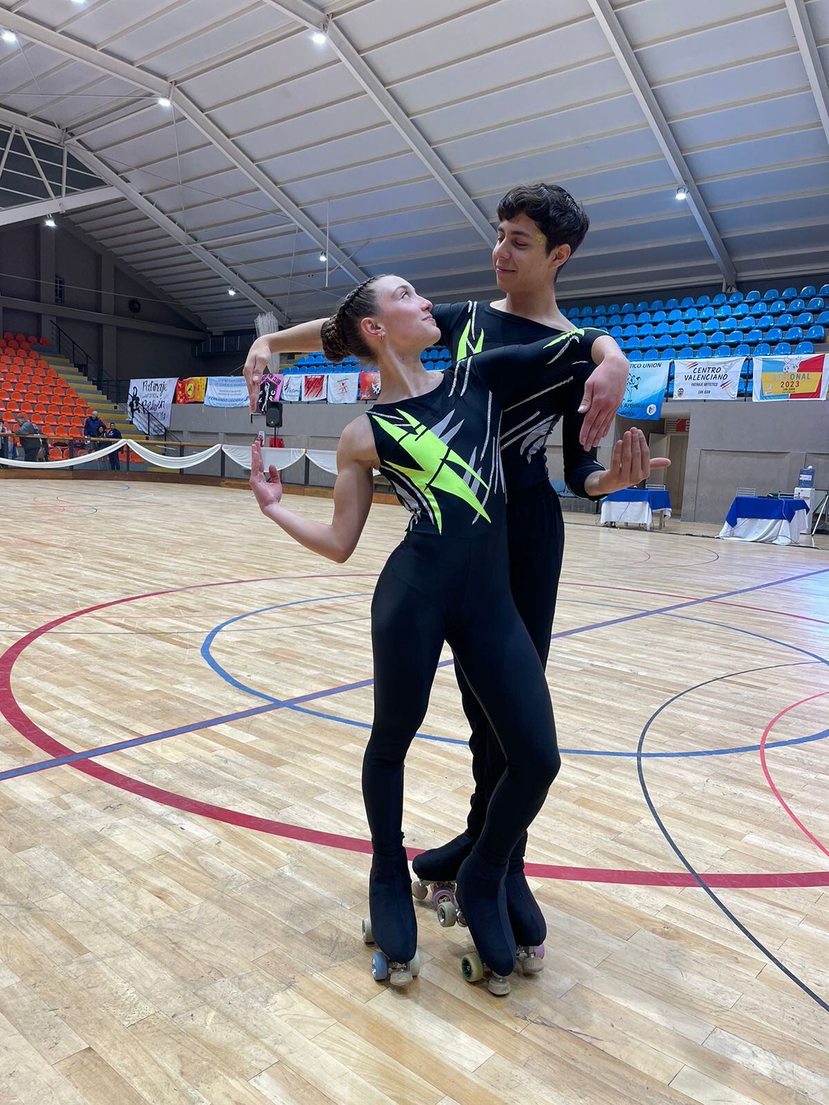 Julieta Cuvertino y su pareja Gastón Cuello, jóvenes de Mendoza y San Luis que buscan participar en el Mundial de Patín en Colombia 2023