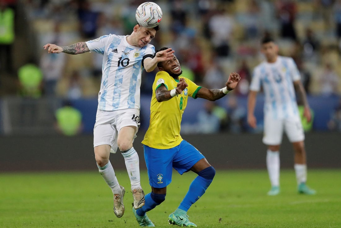 Lionel Messi en la batalla por la pelota en el Maracaná. 