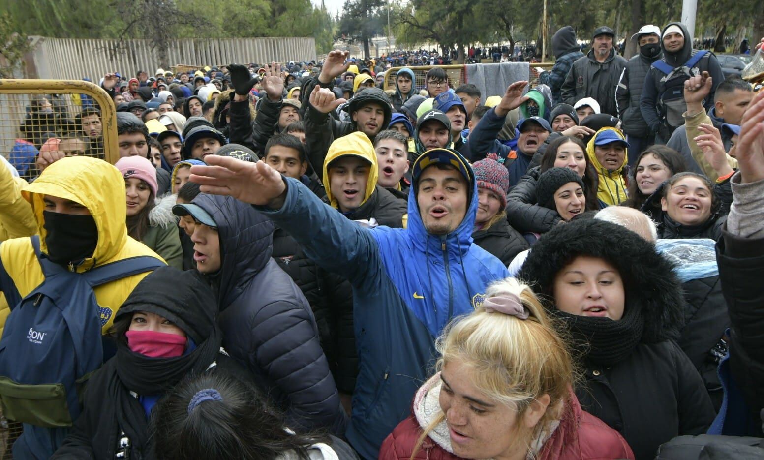 Godoy Cruz-Boca: los hinchas “neutrales” coparon el Malvinas para conseguir una entrada Foto: Orlando Pelichotti