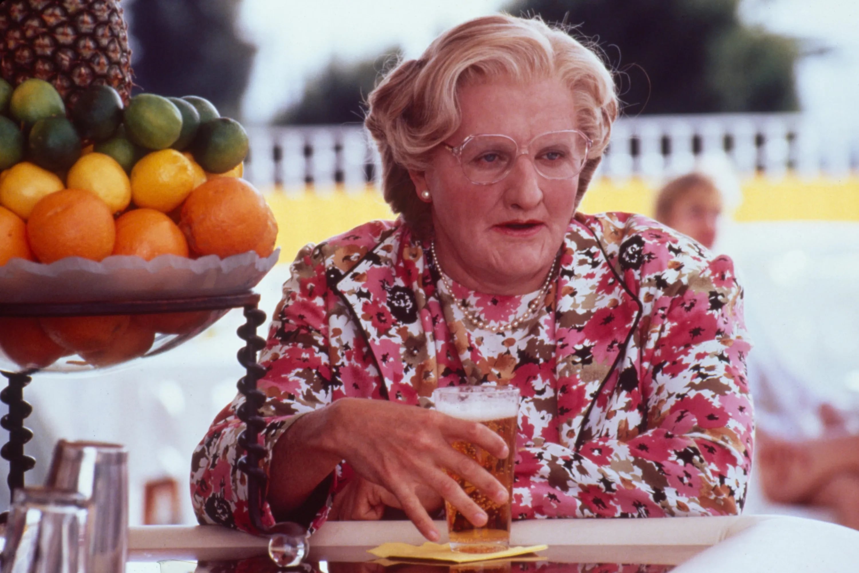 Robin Williams como la señora Doubtfire en Papá por siempre.