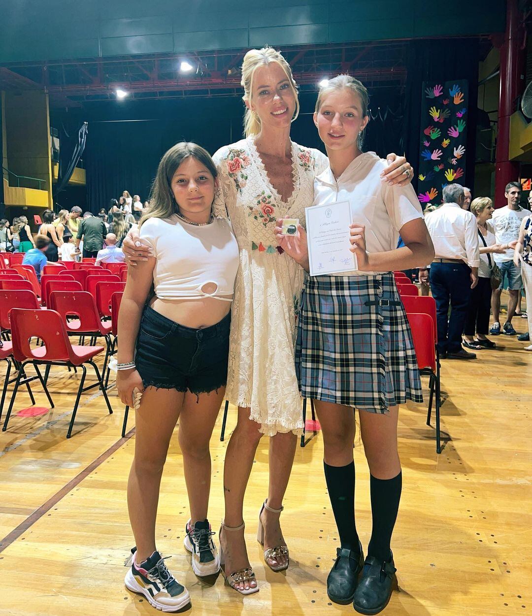 Nicole Neumann junto a dos de sus hijas.