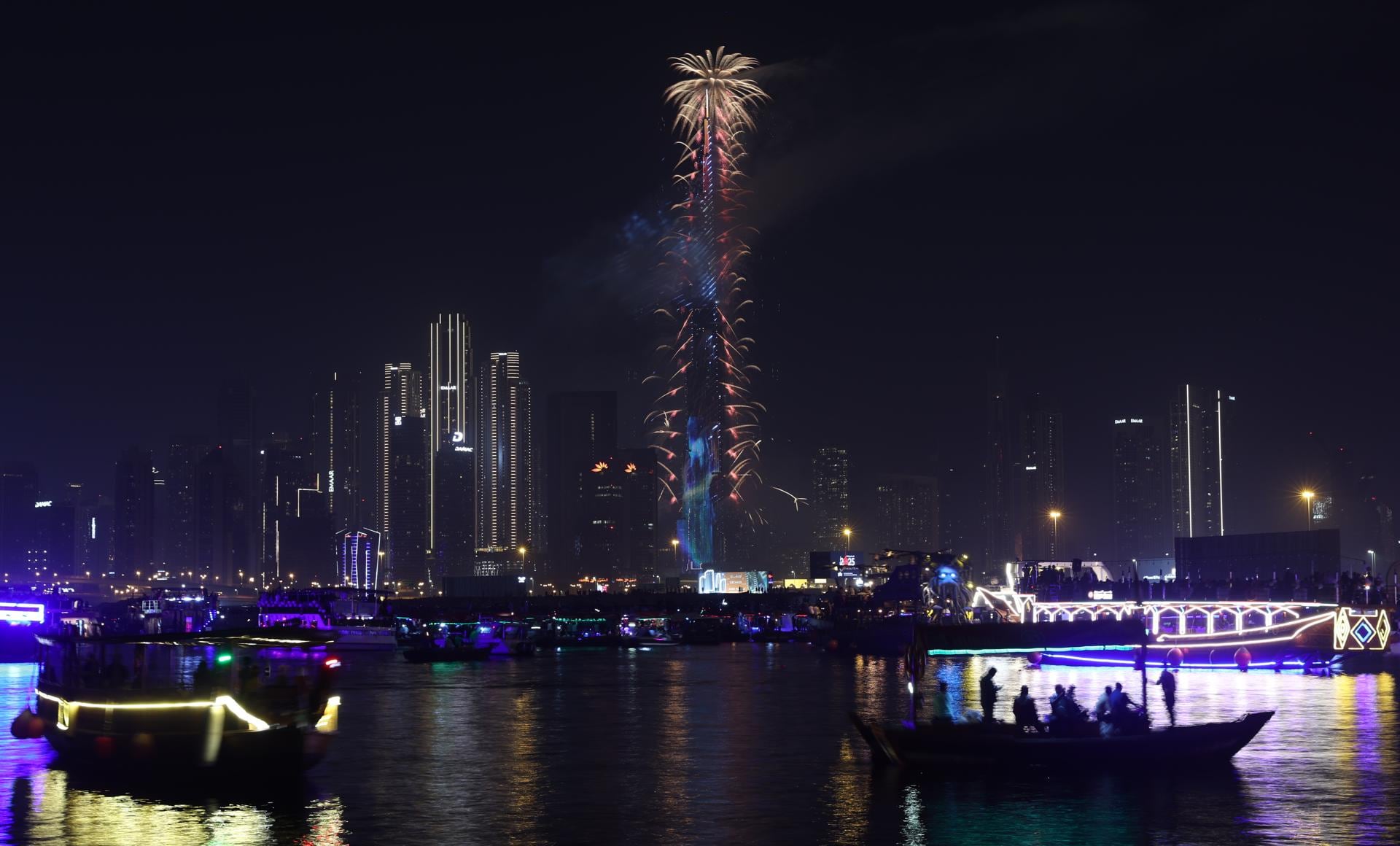 Los fuegos artificiales iluminan el cielo desde el Burj Khalifa, el edificio más alto del mundo, durante las celebraciones de Nochevieja en el emirato del Golfo de Dubái, Emiratos Árabes Unidos, el 31 de diciembre de 2024. (Emiratos Árabes Unidos) Foto: EFE/EPA/ALI HAIDER