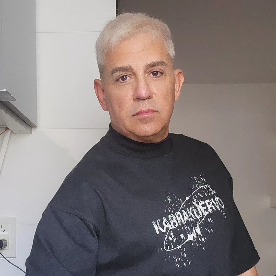 El periodista apostó por un osado cambio de look.