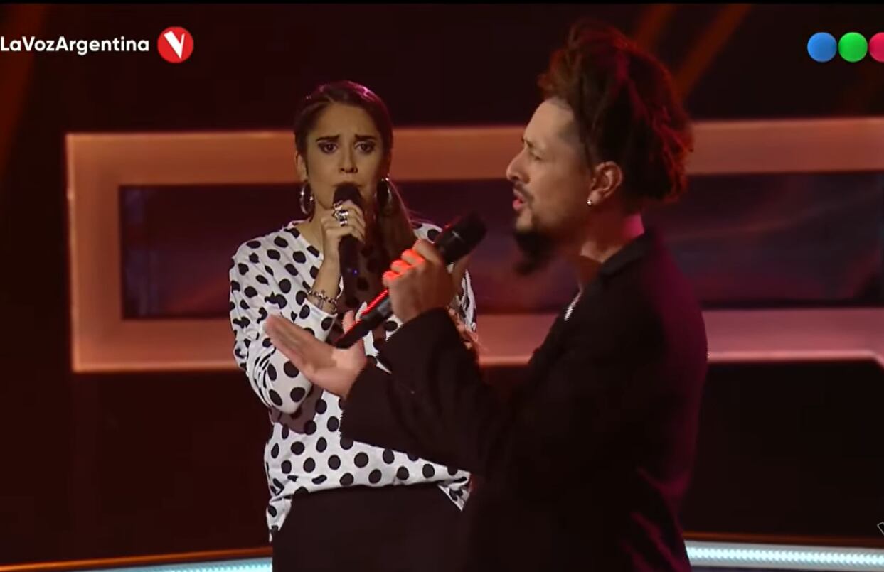 Luciana Irigoyen y Sergio Damián Verón en la batalla de La Voz Argentina.